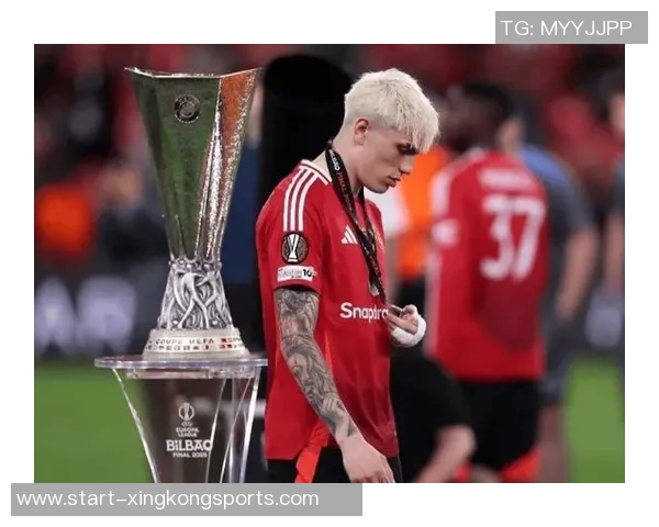 曼联青训小将社交媒体质疑主帅阿莫林引发争议是否应当如此