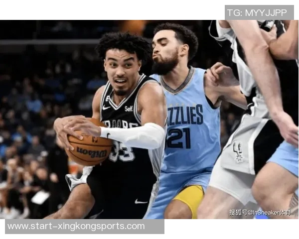 湖人失误频繁如被抄截马刺利用转换进攻给予惩罚