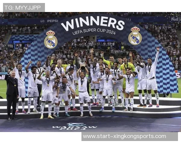 姆巴佩与贝林厄姆共同庆祝荣获FIFPRO最佳阵容奖杯合影留念